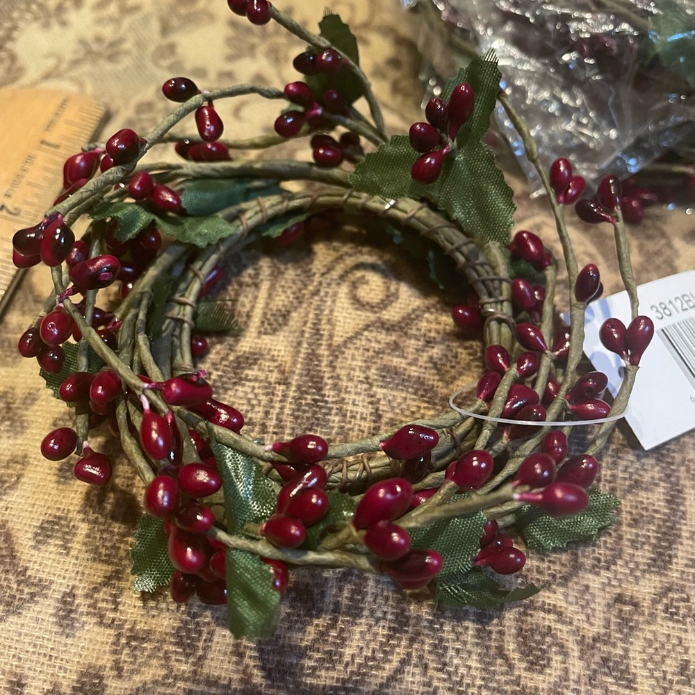 Primitive Pip Berry Mini Wreaths/Candle Rings
New with tags, Set of 4